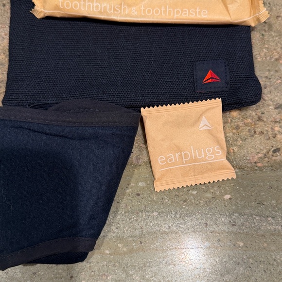 La Compagnie , Air France & Delta Travel Amenity Kits + Revive, clarins, RŌZ ++ - Picture 9 of 9